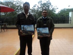 Los líderes Comunales Adrián Castillejo y Vicente Salvador, orgullosos de ser parte del libro Lecciones de la Tierra.