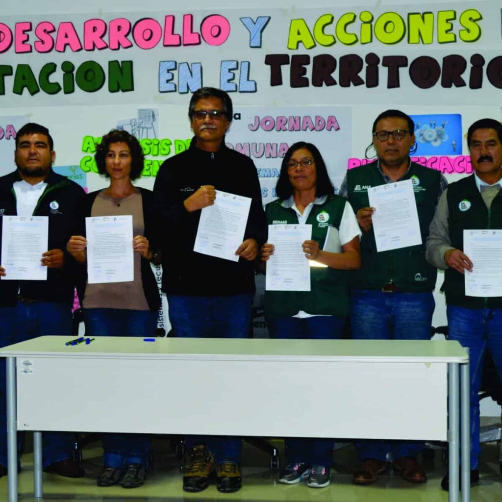 Autoridades de Ancash, muestran la Carta de Expresión de Interés para participar en el Proceso de Aprendizaje y Prácticas” en adaptación al cambio climático