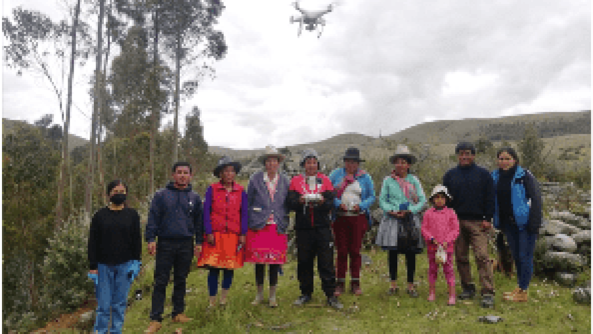 Representantes de la comunidad Campesina Cordillera Blanca, integrantes del CIAL, participando del levantamiento topográfico con dron. © Clinton Guerrero
