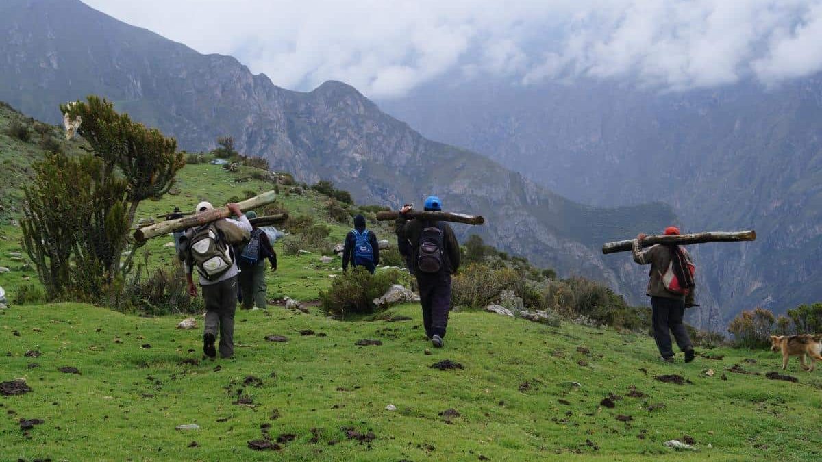 Traslado de materiales para faena comunal en la Comunidad Campesina de Miraflores